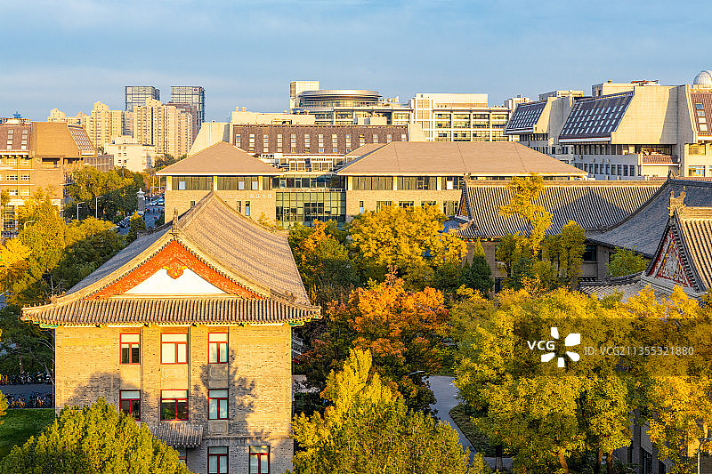 夕阳下的北京大学金秋校园图片素材