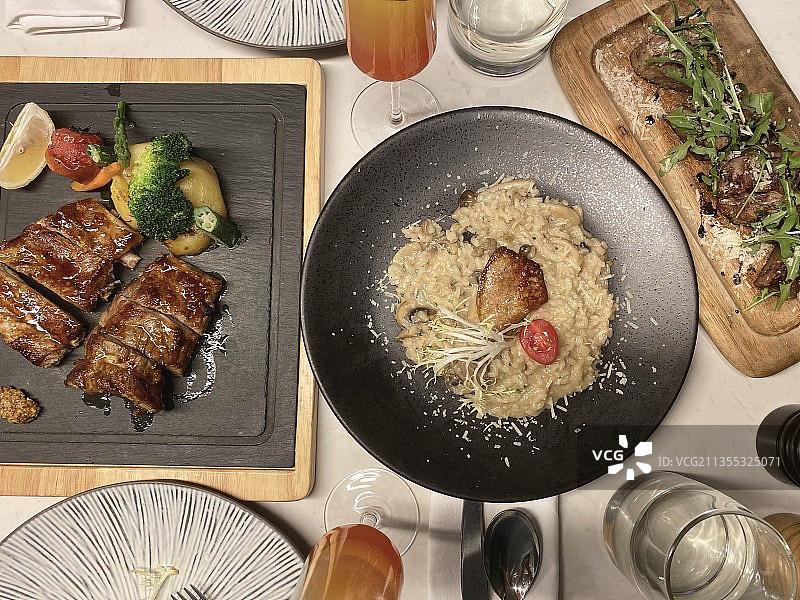 西餐厅桌子上食物的正上方图片素材