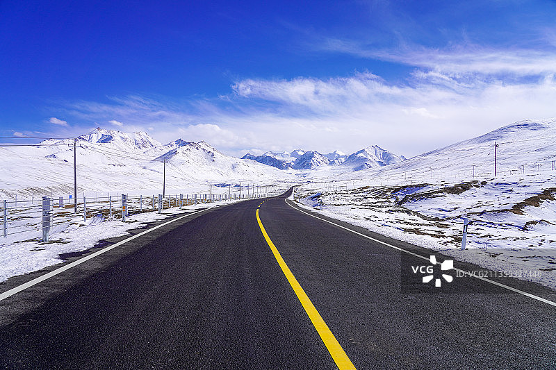 新疆帕米尔高原，喀喇昆仑公路，前进的道路通向雪山图片素材
