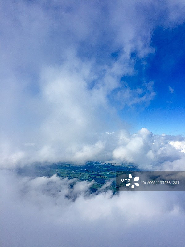 雪山起雾图片素材