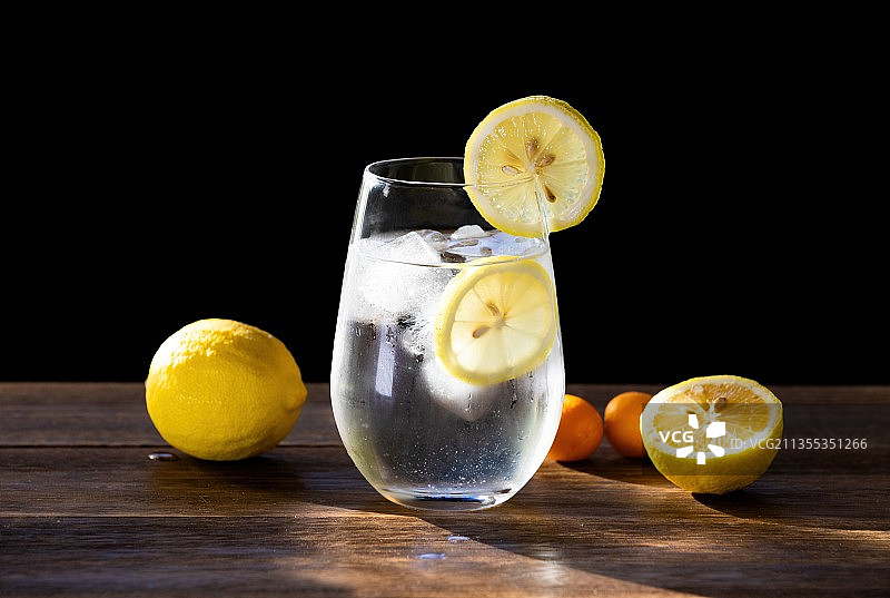 柠檬和柠檬片冰镇饮料图片素材