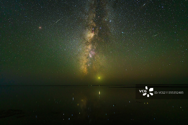 青海省海西州大柴旦西台吉尔乃湖猎户座流星雨图片素材