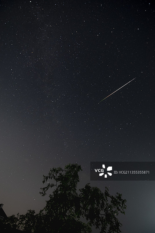 夜空划过的流星图片素材