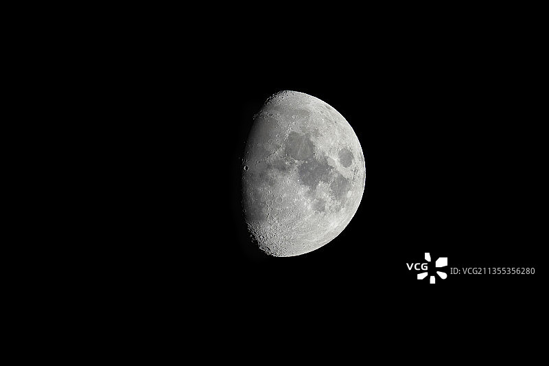 农历初十的月亮图片素材