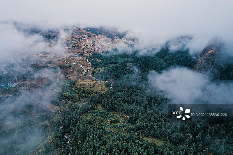 云雾中的扎尕那图片素材