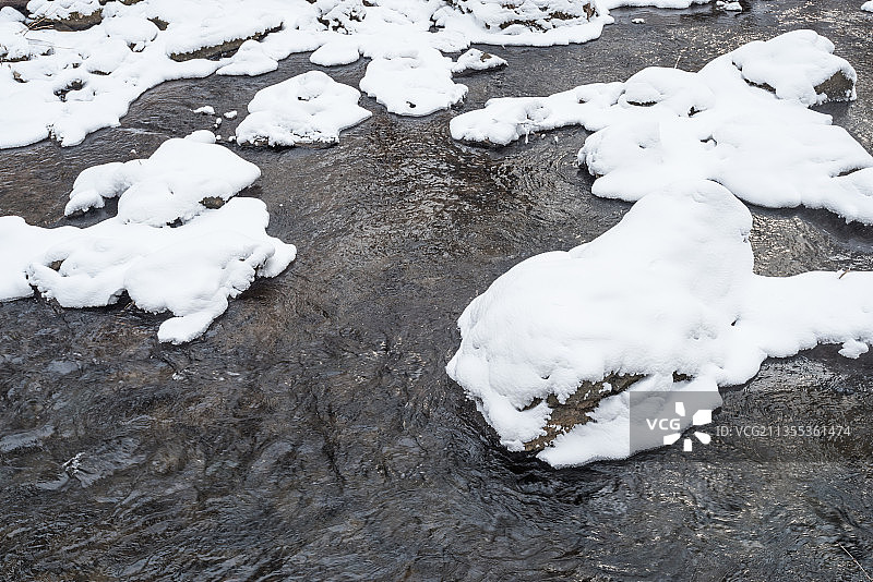 冬季长白山的雪地树林冰河图片素材
