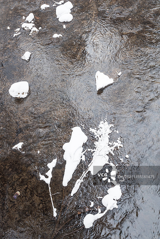 冬季长白山的雪地树林冰河图片素材