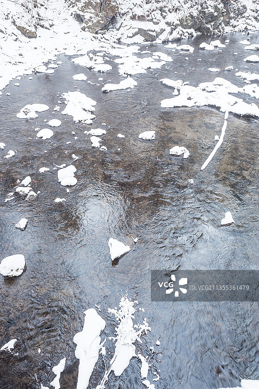 冬季长白山的雪地树林冰河图片素材