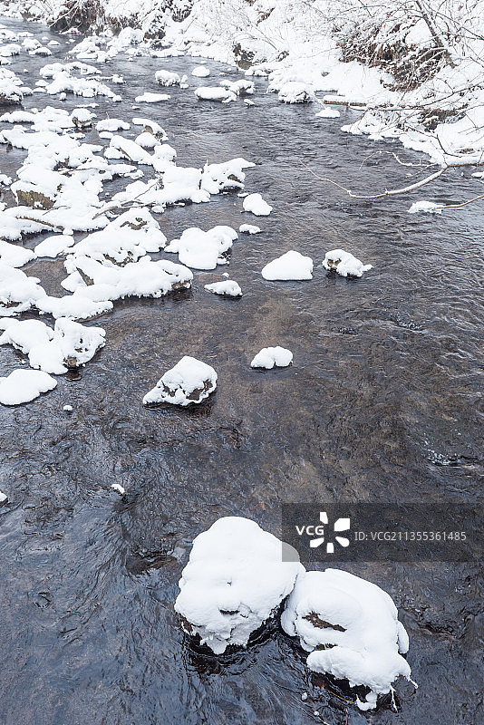 冬季长白山的雪地树林冰河图片素材