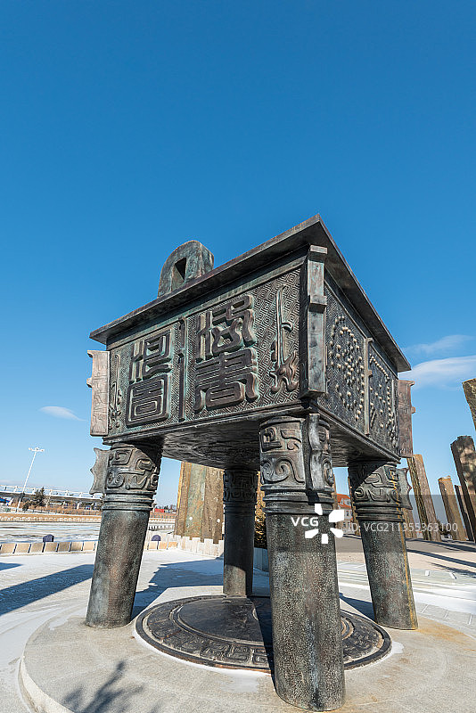 广场上的青铜鼎特写图片素材