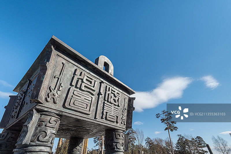 广场上的青铜鼎特写图片素材