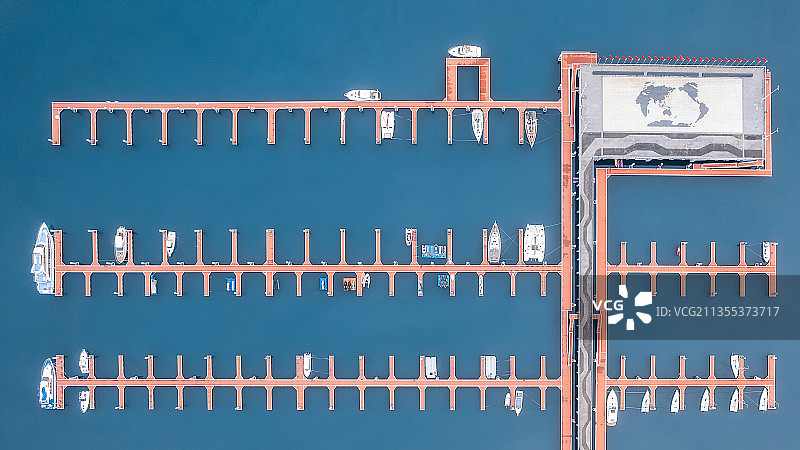 高视角下的游艇码头图片素材