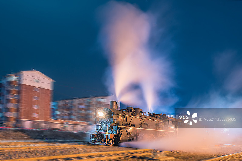 夜晚调兵山市火车站的蒸汽机车图片素材