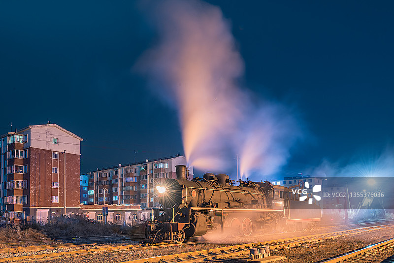 夜晚调兵山市火车站的蒸汽机车图片素材
