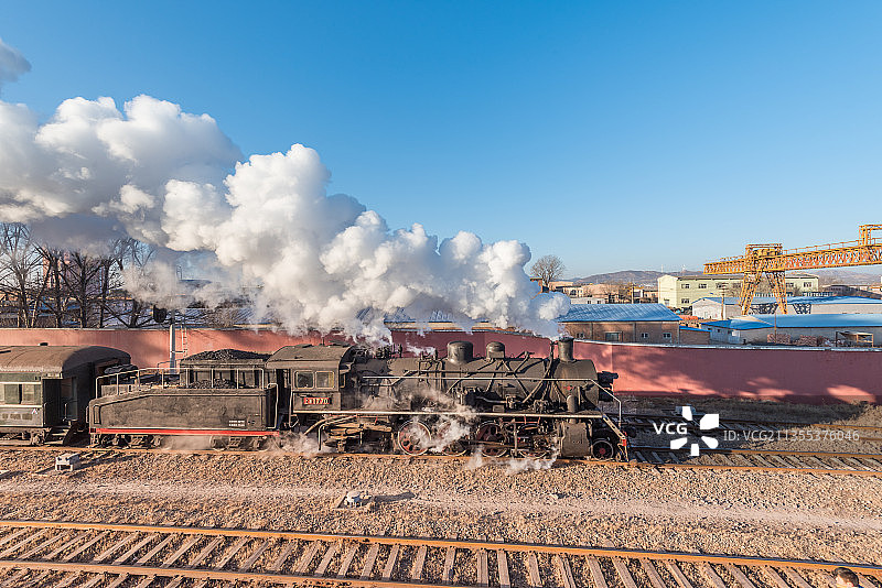 中国辽宁铁岭矿场的蒸汽机车和铁轨图片素材