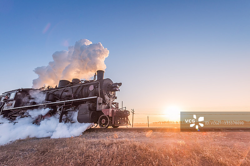 铁岭乡村田野的铁路和蒸汽机车图片素材