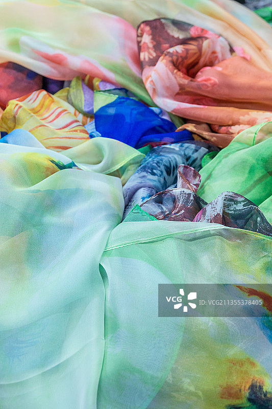 一堆五颜六色的丝巾图片素材