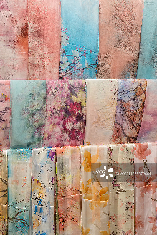 琳琅满目的围巾丝巾图片素材