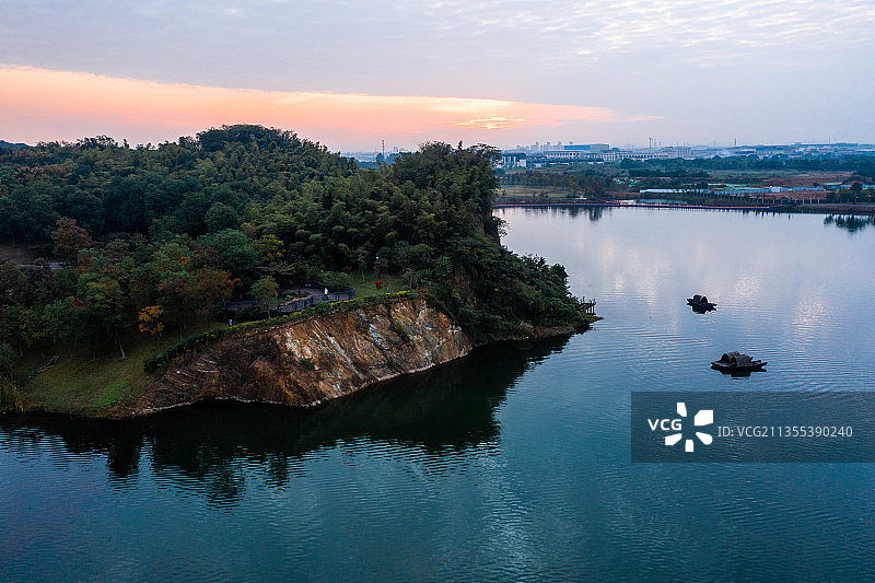 秋天日出山水船倒影香山秋色图片素材