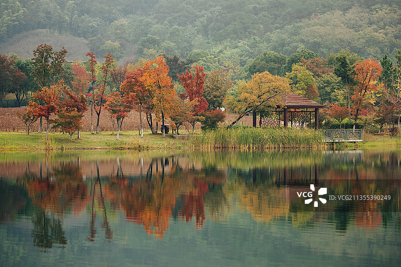 秋天日出山水船倒影香山秋色图片素材
