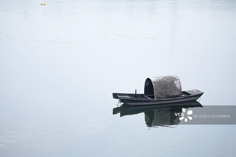 船渔船水面倒影图片素材