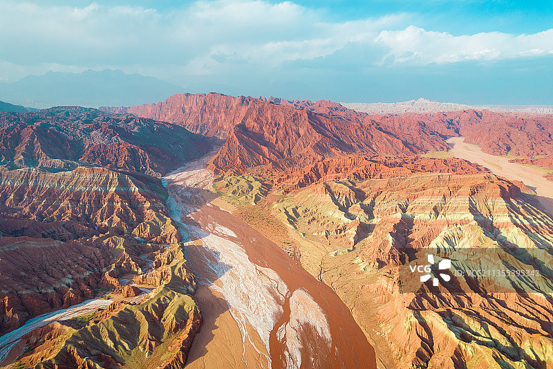 秋季傍晚航拍中国新疆温宿大峡谷图片素材