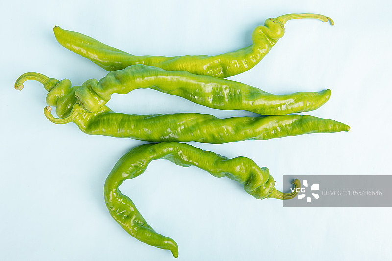 纯色背景的绿色青椒图片素材