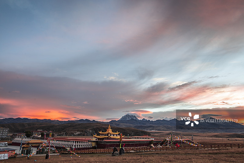 四川甘孜州雅拉神山风景图片素材