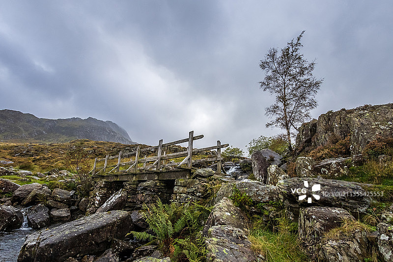 天空背景下的岩石低角度景观图片素材