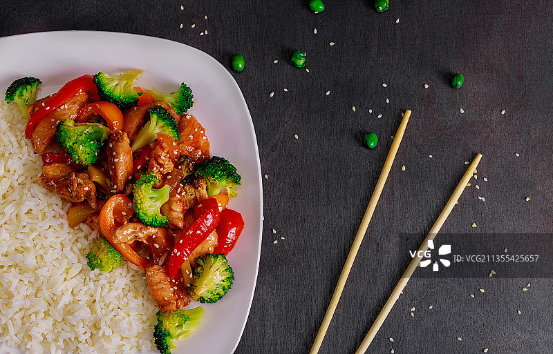 直接上方拍摄的食物在盘子上的桌子图片素材