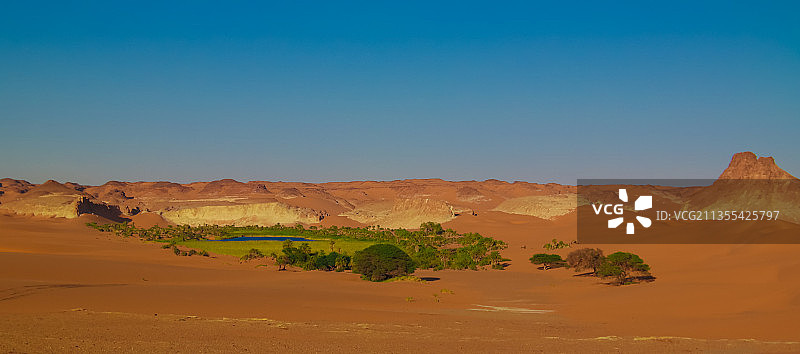 湛蓝天空衬托下的沙漠风景图片素材