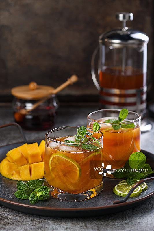 桌上饮料的特写镜头图片素材