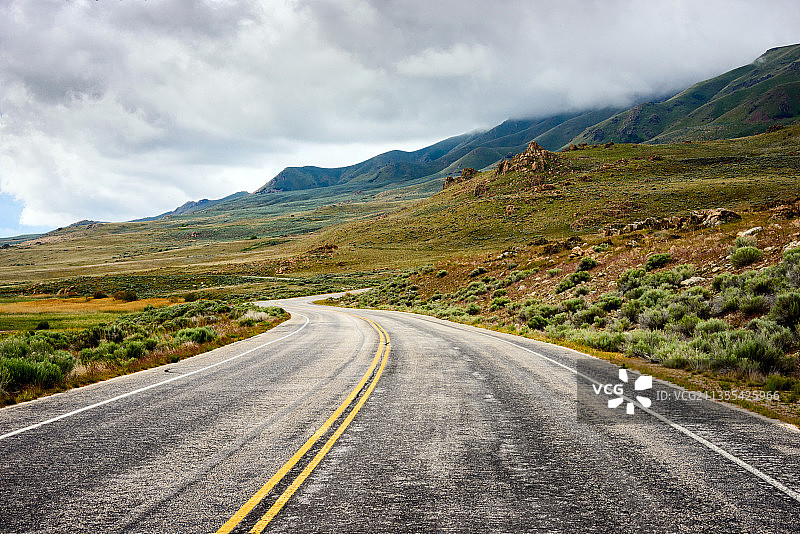 山边的空旷道路图片素材