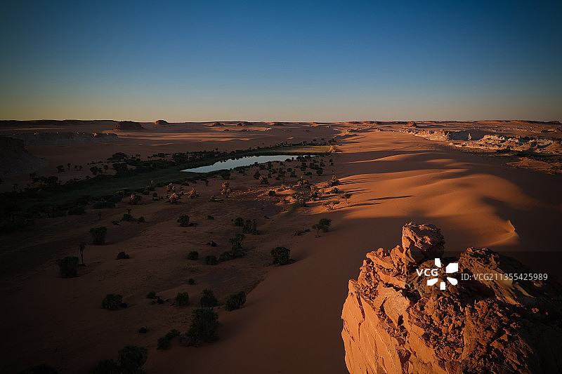晴朗天空下的沙漠风景图片素材
