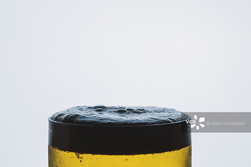 一杯有泡沫的啤酒图片素材