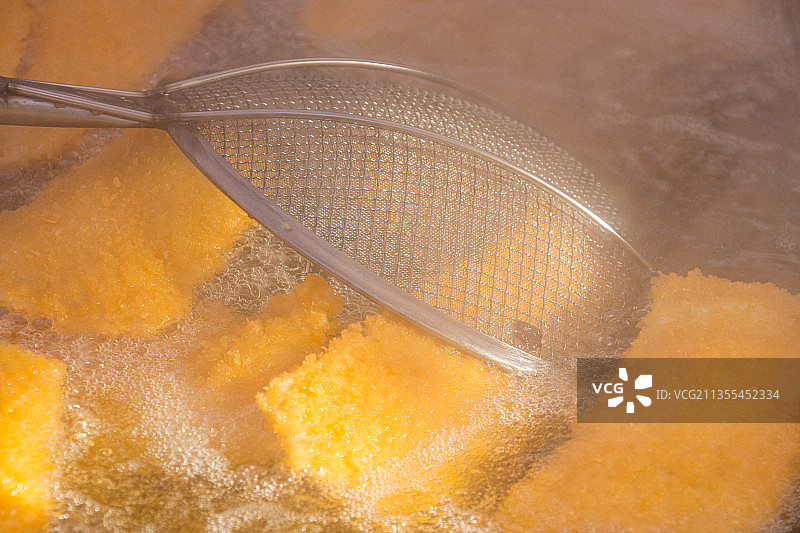 油锅中炸鸡排特写图片素材