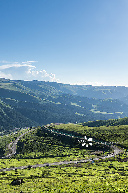 夏季中国新疆G217独库公路沿途的高山草原图片素材