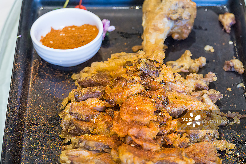 一盘中国菜烤羊腿特写图片素材