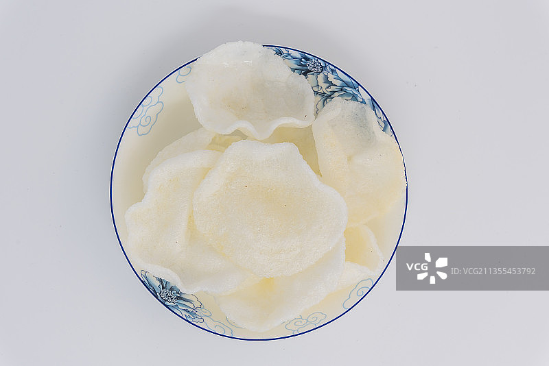 棚拍一盘炸虾片图片素材