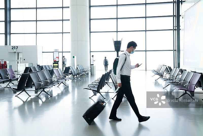 机场中拖行李的商务人士图片素材