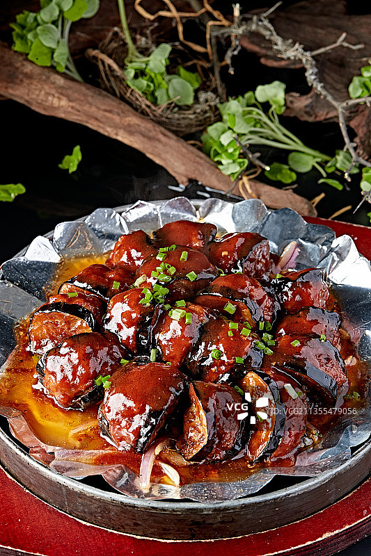 锡纸铁板酱香烧茄盒图片素材