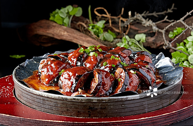 锡纸铁板酱香烧茄盒图片素材