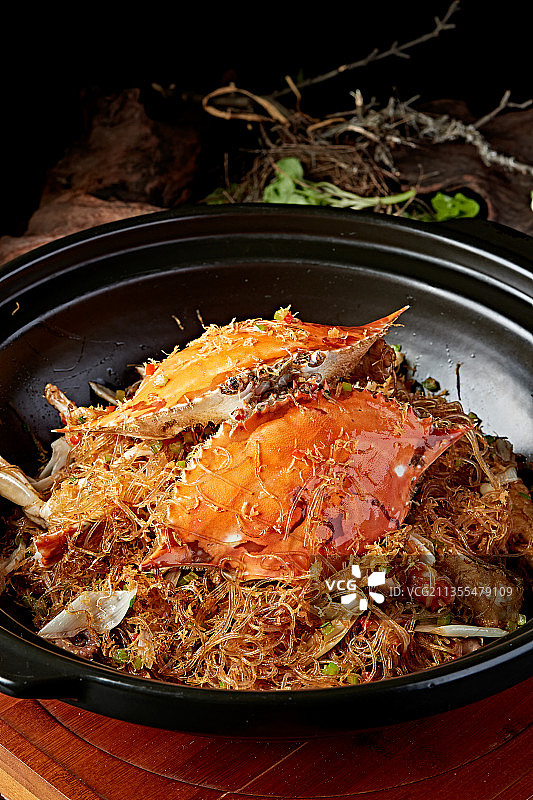 东南亚美食砂锅螃蟹炒米粉图片素材
