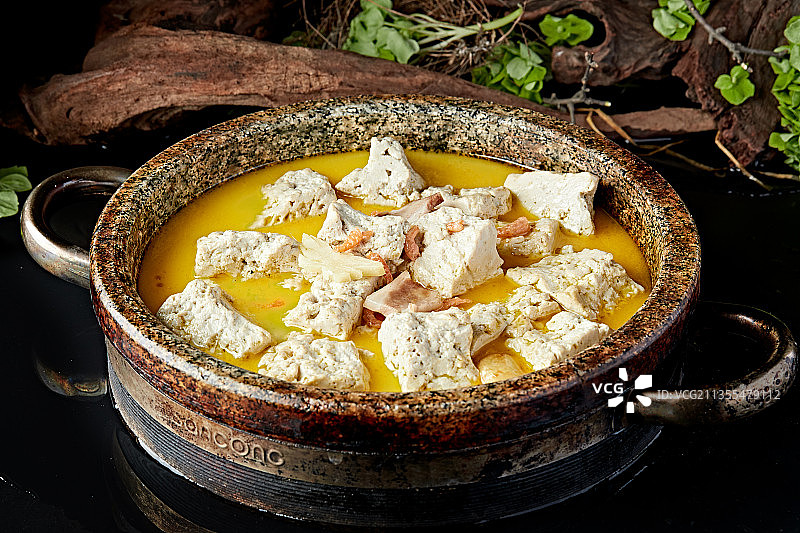石锅鲜鸡汤腌笃咸肉海米炖豆腐图片素材