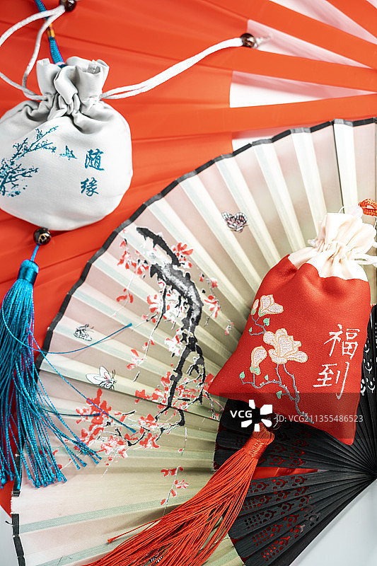 中国传统工艺品香包和折扇图片素材