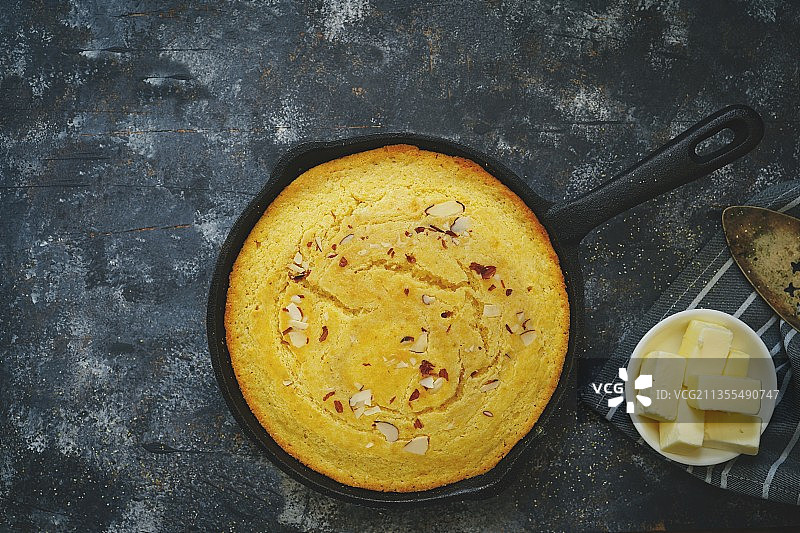 高角度的食物在盘子上的桌子图片素材