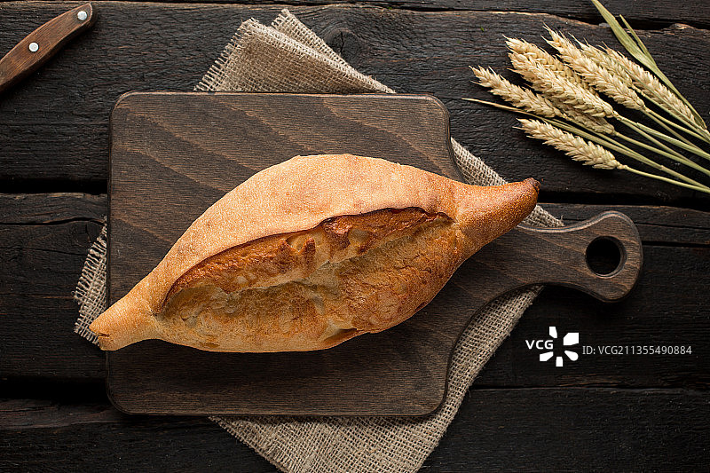 俯视角度拍摄的餐桌面包图片素材