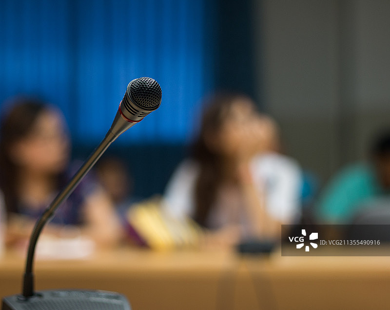 礼堂中的麦克风特写图片素材