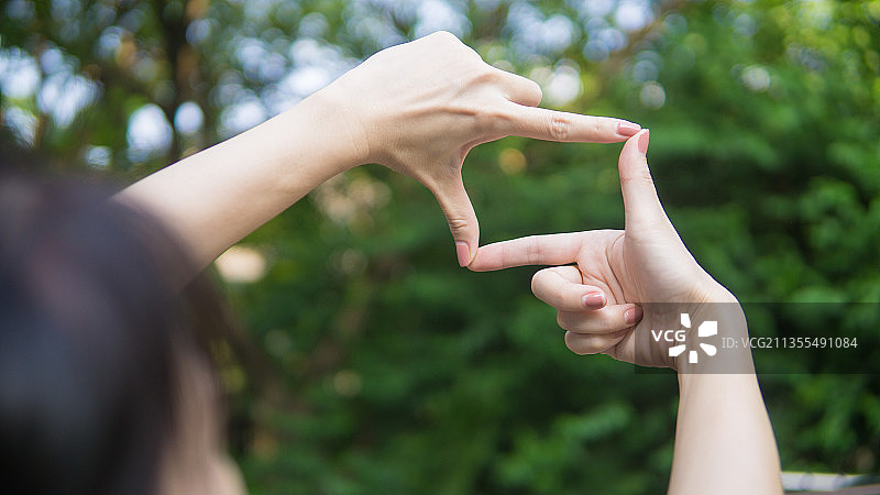 女人在树林前做手势的局部特写图片素材