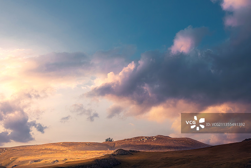 黄昏时刻的甘南卓尼县高原风光图片素材